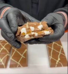 DUBAI CHOCOLATE WITH MARSHMALLOW, LOTUS BISCUITS AND LIQUID CHOCOLATE 200g