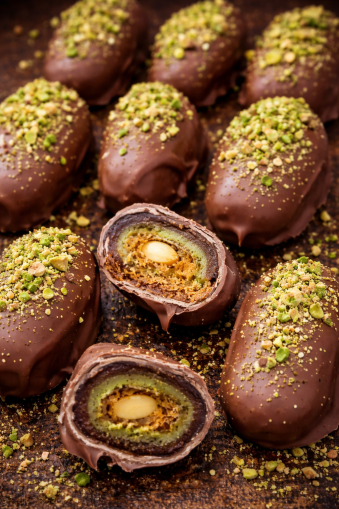 DUBAI CURD MILK CHOCOLATE WITH PISTACHIO AND KADAIF SLIDING