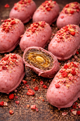 FURMA CANDIES WITH STRAWBERRY CHOCOLATE, CARAMEL AND CRISPY ALMOND