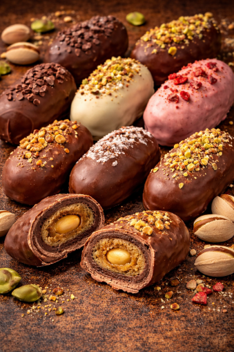 ASSORTED DATE CANDY WITH CRUNCHY ALMONDS