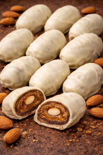 DATE CANDY WITH WHITE CHOCOLATE, CARAMEL AND CRUNCHY ALMOND