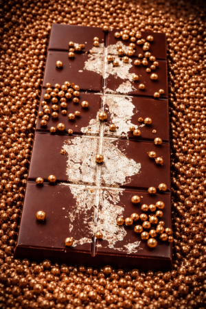 ДУБАЙСКИ ШОКОЛАД  ГОЛД СЪС  ЗЛАТНО КРИСПИ,НАТРОШЕНИ ЛЕШНИЦИ И ШОКОЛАД 190гр